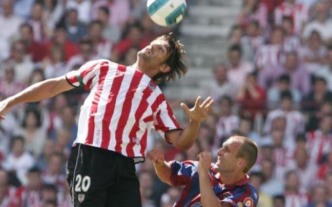 Ismael Urzaiz lucha por un balón aéreo en aquel decisivo partido frente al Levante en 2007. / DEIA