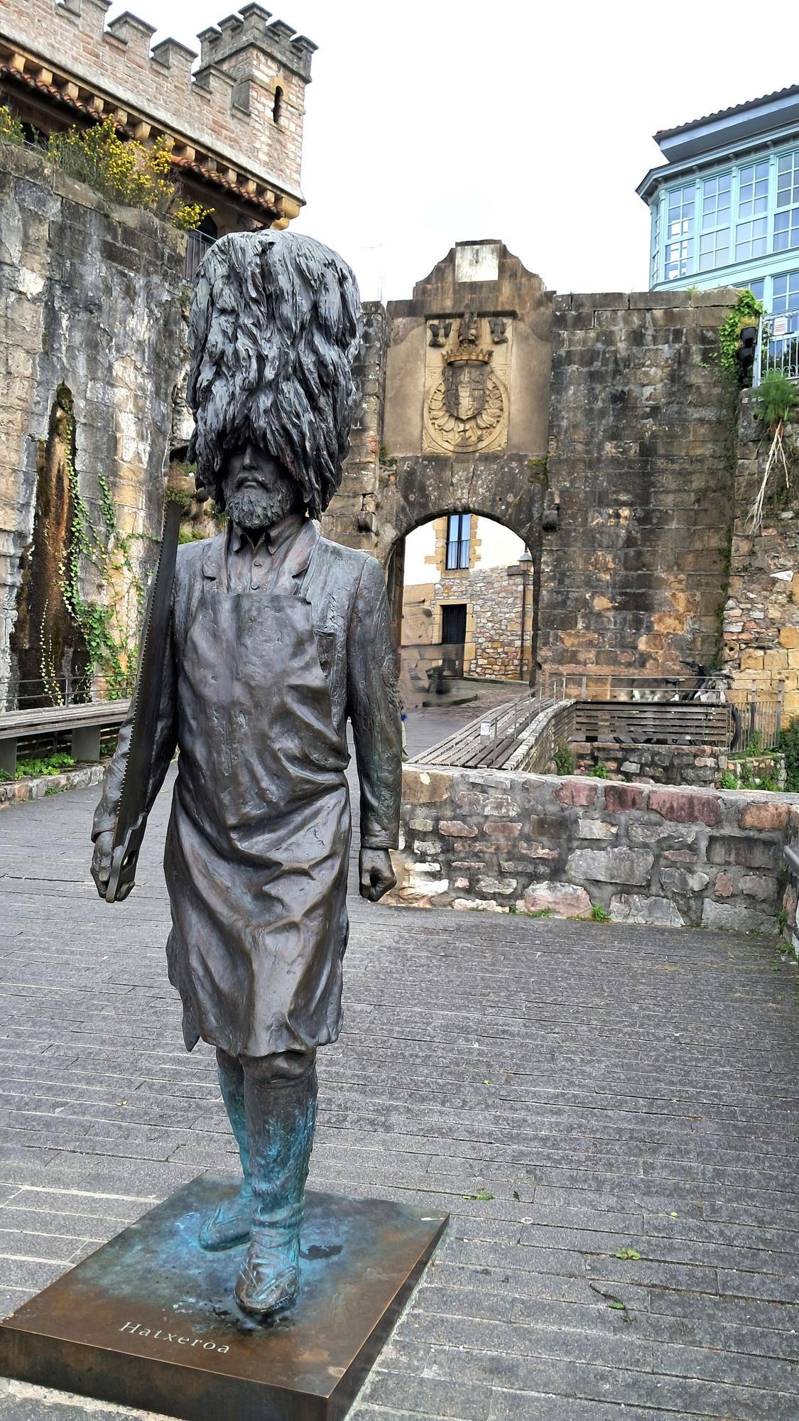 Escultura de 'Hatxero' junto a la puerta de Santa María.