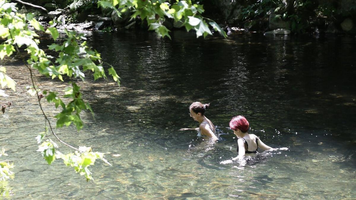 Dos mujeres se bañan en la poza de Ereñotzu.