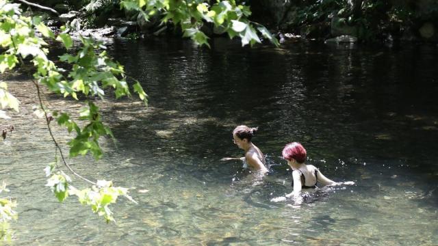 Dos mujeres se bañan en la poza de Ereñotzu.