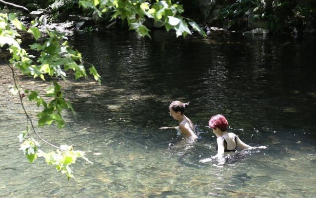Dos mujeres se bañan en la poza de Ereñotzu.