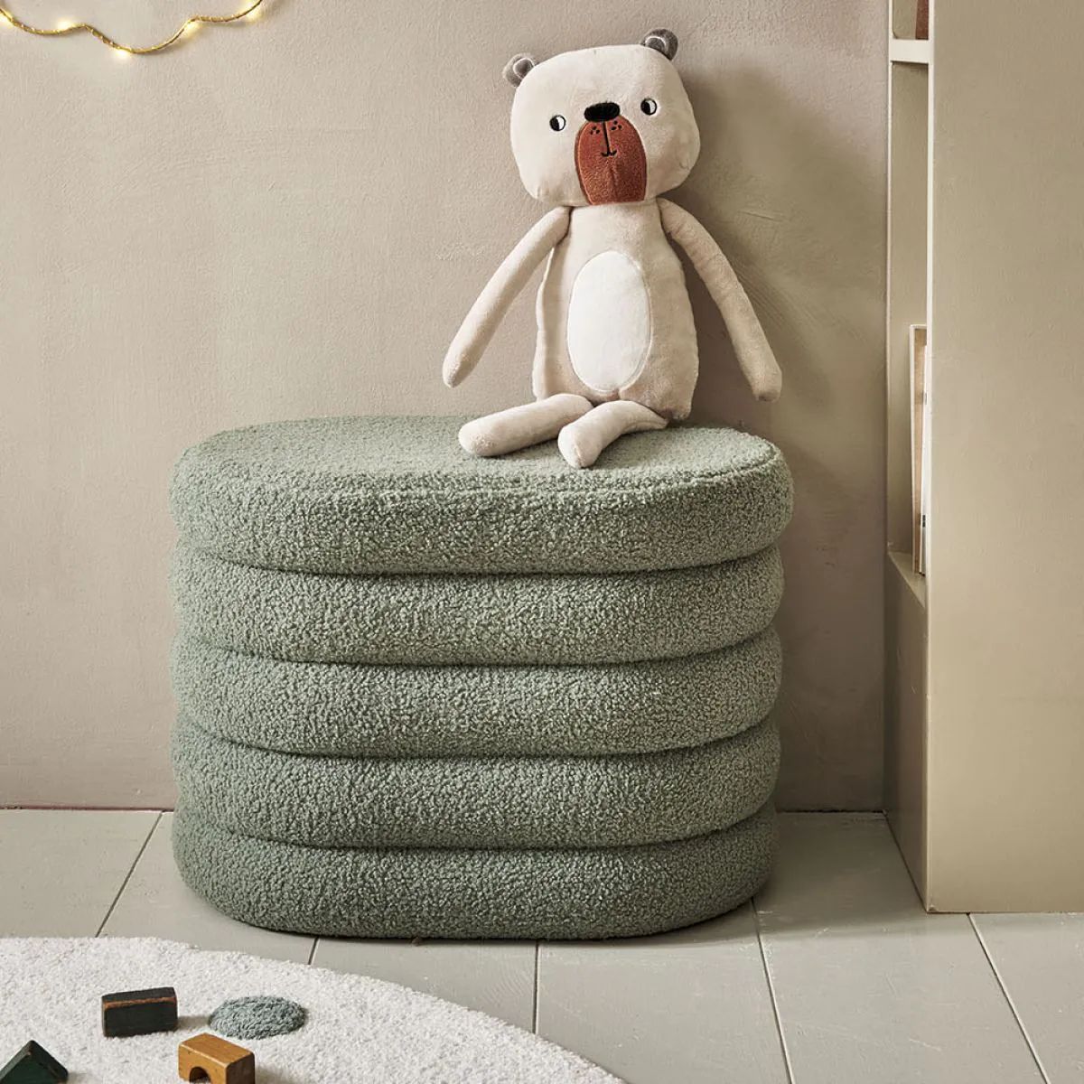 Suave puf de peluche guardatodo en color verde.