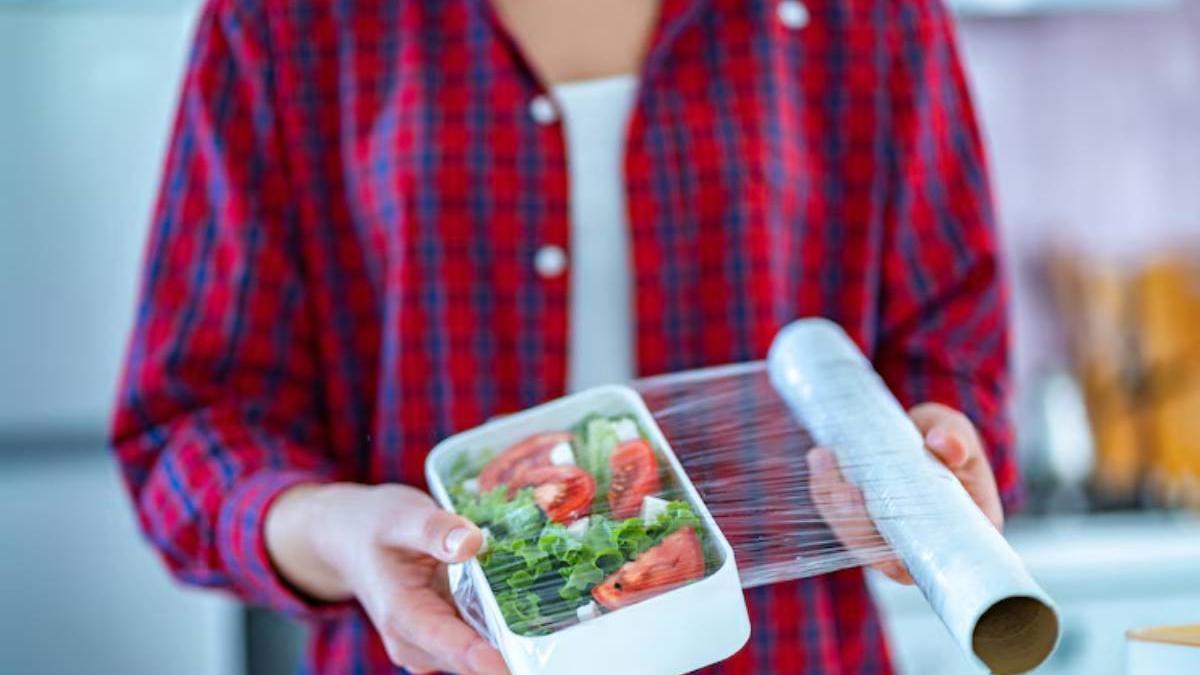 La conservación adecuada de los alimentos no solo tiene un impacto directo en la reducción del desperdicio, sino que también juega un papel fundamental en mantener su frescura y evitar que se estropeen rápidamente