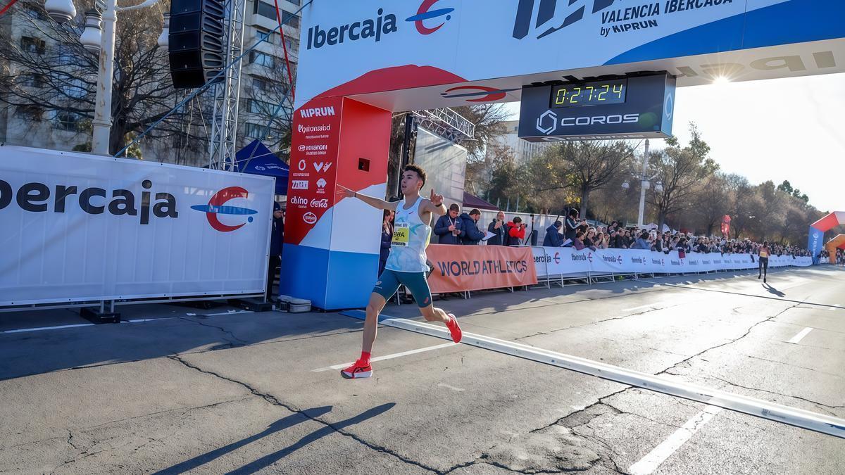 Said Mechaal cruza la meta del 10K Valencia Ibercaja by Kiprun, donde ha firmado un nuevo récord de España.