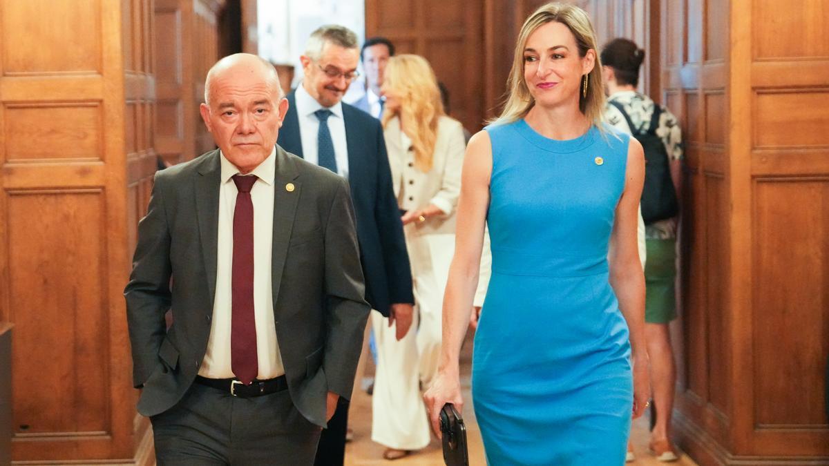 Los consejeros Juan Ignacio Pérez Iglesias y Maria Ubarretxena, en los cursos del Palacio Miramar