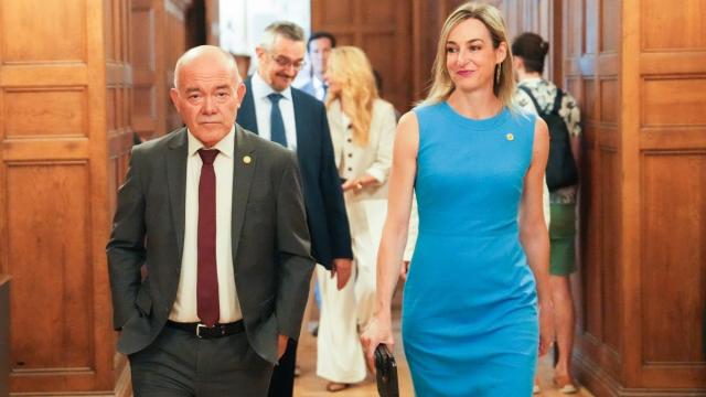 Los consejeros Juan Ignacio Pérez Iglesias y Maria Ubarretxena, en los cursos del Palacio Miramar