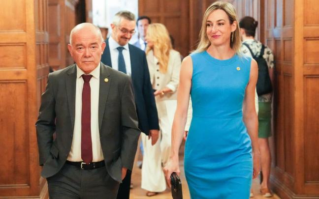 Los consejeros Juan Ignacio Pérez Iglesias y Maria Ubarretxena, en los cursos del Palacio Miramar