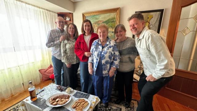 Mari Carmen Martín García, cuarta por la izquierda, centenaria de Irun, celebrando su cumpleaños.