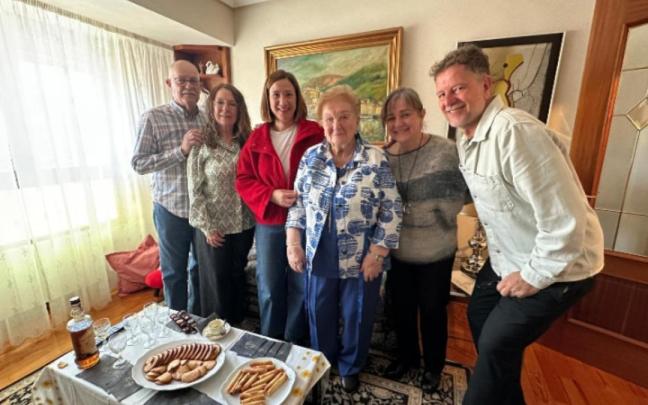 Mari Carmen Martín García, cuarta por la izquierda, centenaria de Irun, celebrando su cumpleaños.