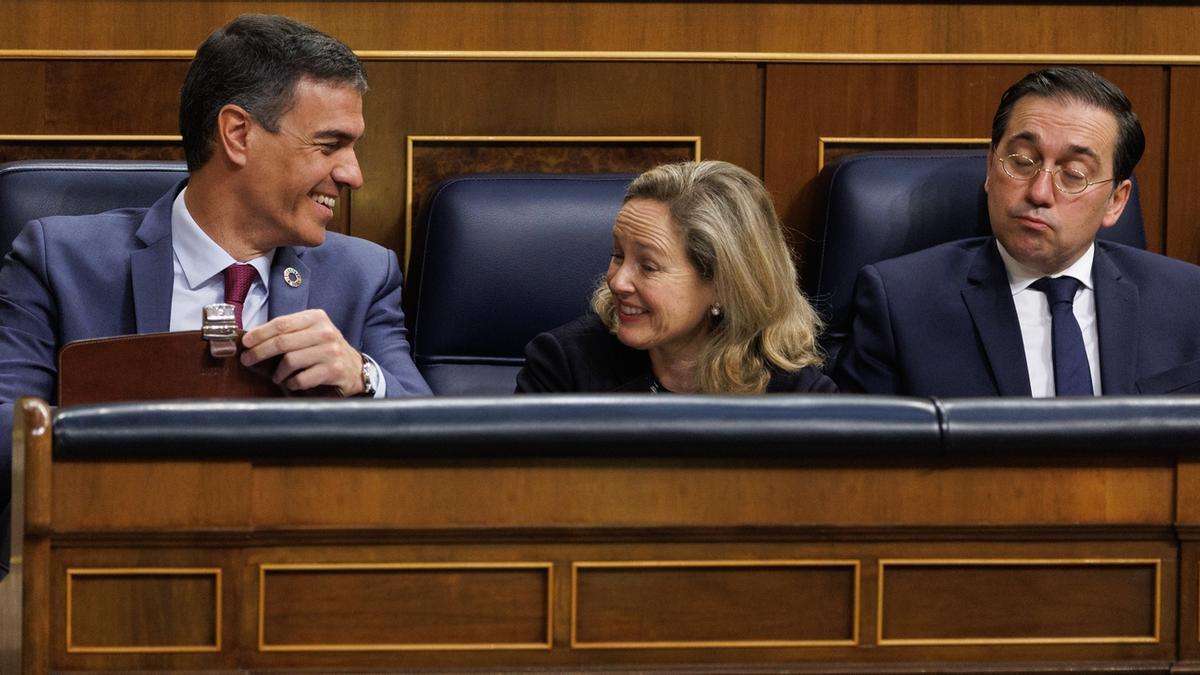 Pedro Sánchez, Nadia Calviño y José Manuel Albares, ayer en el pleno de control en el Congreso.
