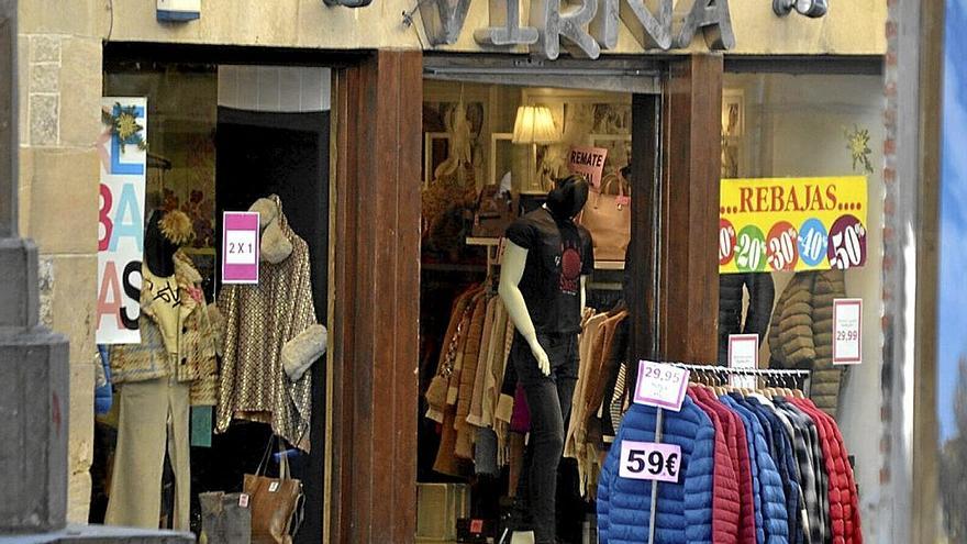 Comercio de Agurain en temporada de rebajas con sus artículos en la calle. | FOTO: E. S. P.