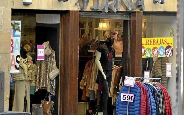 Comercio de Agurain en temporada de rebajas con sus artículos en la calle. | FOTO: E. S. P.