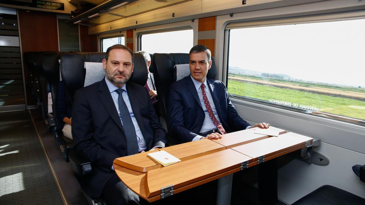 Pedro Sánchez junto a Ábalos, en una imagen de archivo.