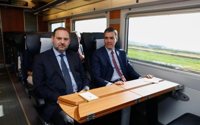 Pedro Sánchez junto a Ábalos, en una imagen de archivo.