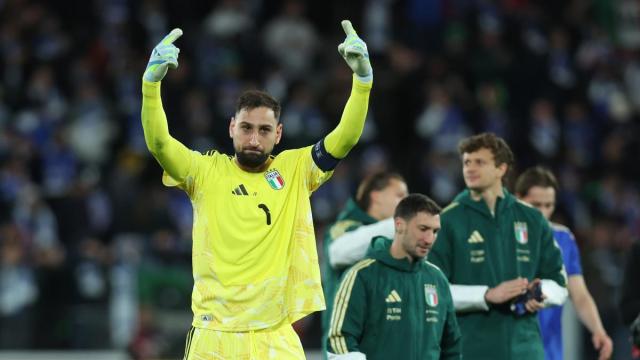 Gianluigi Donnarumma celebra una victoria con la selección italiana.