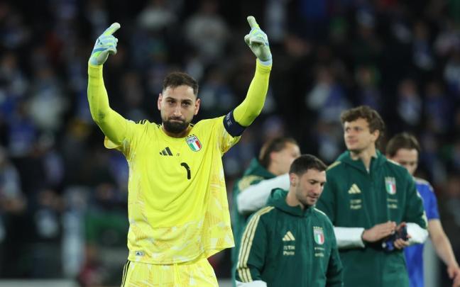 Gianluigi Donnarumma celebra una victoria con la selección italiana.