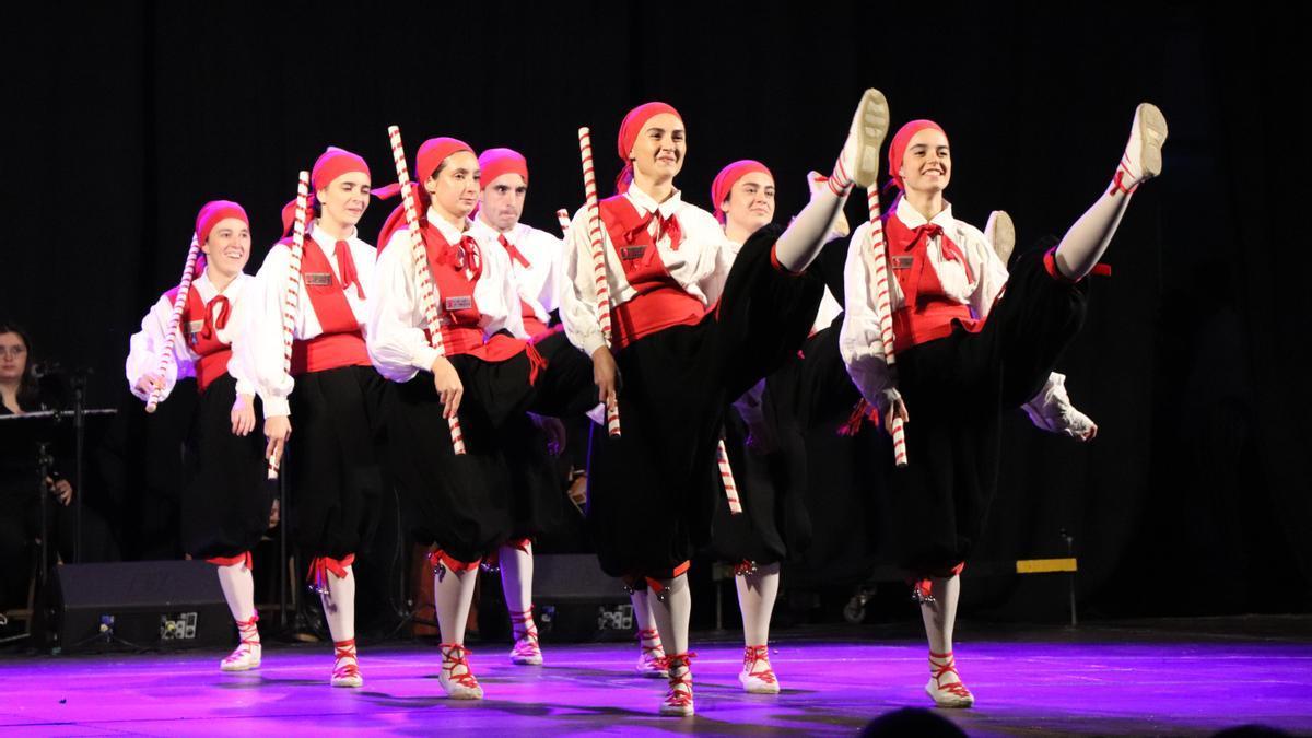 Aurtzaka Dantza Taldeko dantzarien emanaldia.