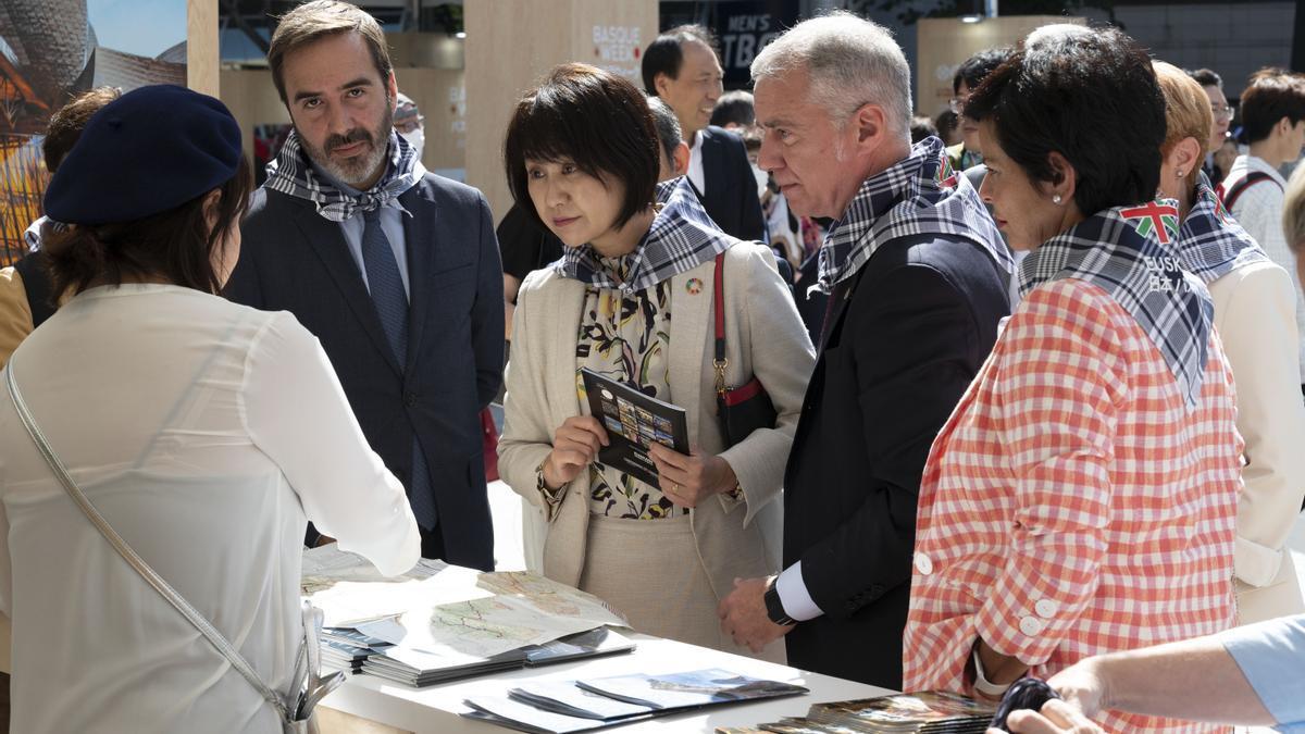 El consejero de Turismo, Javier Hurtado, en la Basque Week, con la alcaldesa de Toshima y el lehendakari Urkullu