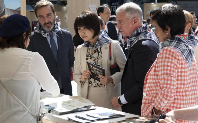 El consejero de Turismo, Javier Hurtado, en la Basque Week, con la alcaldesa de Toshima y el lehendakari Urkullu