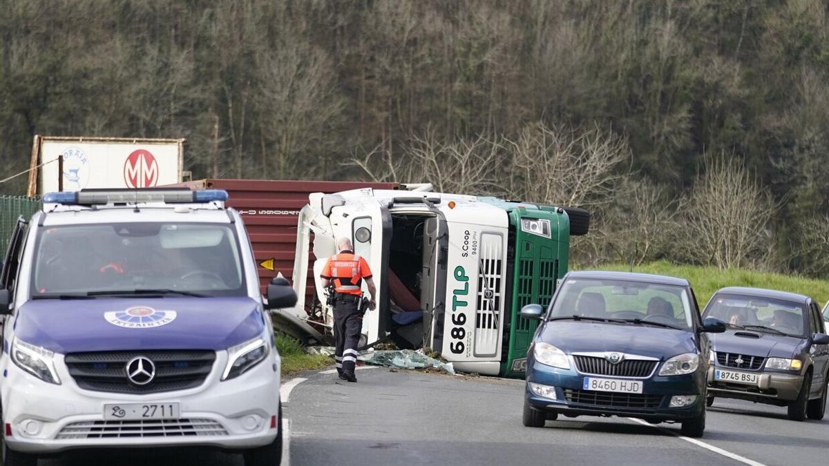 Estado en el que ha quedado el camión volcado en la N-634 en Usurbil