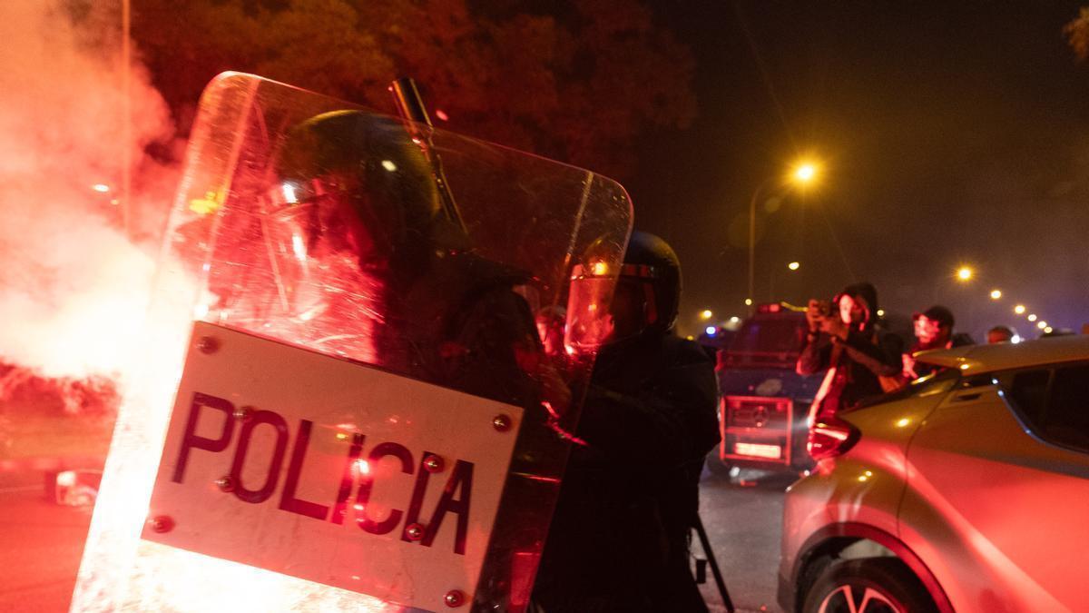 La policía ha cargado contra los manifestantes por segunda noche consecutiva en los aledaños de Ferraz.