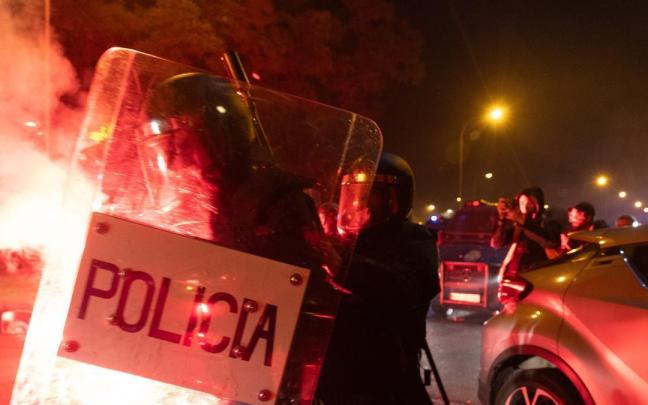 La policía ha cargado contra los manifestantes por segunda noche consecutiva en los aledaños de Ferraz.