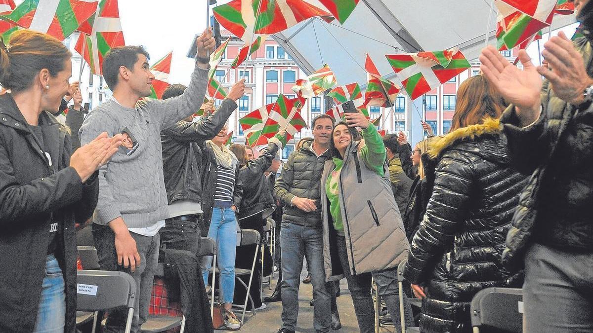 El candidato del PNV a lehendakari, Imanol Pradales, se fotografía con una simpatizante al inicio del mitin de Barakaldo tras el que sufrió una agresión.