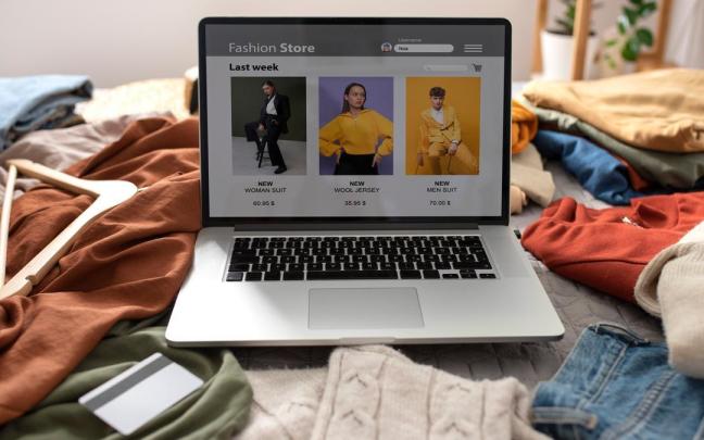 La pantalla de un ordenador portátil muestra una web de venta de ropa.