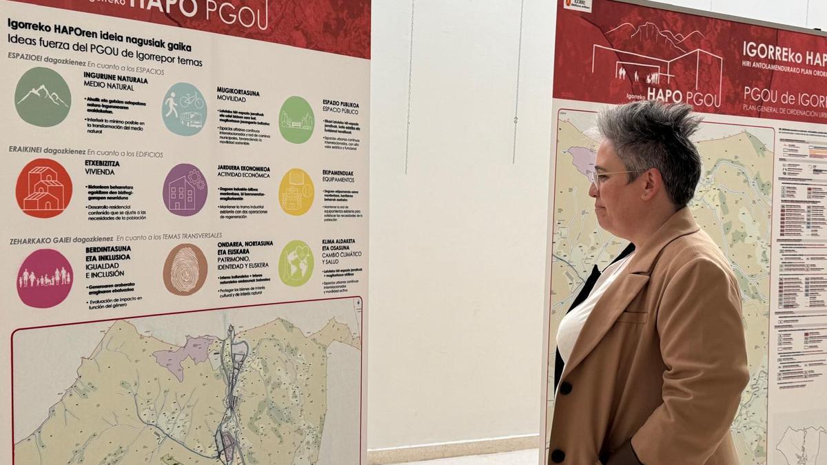 La alcaldesa de Igorre, Olatz Urkiza, visitando la exposición del PGOU en la Kultur Etxea