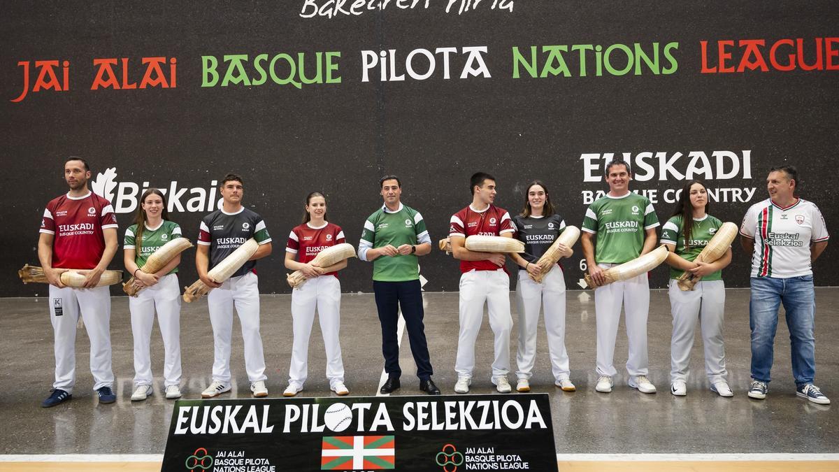 El lehendakari Imanol Pradales junto a integrantes de Euskal Selekzioa de cesta punta