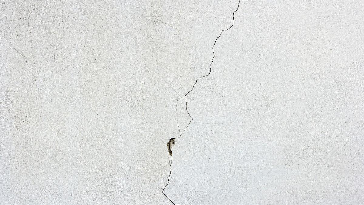 Una grieta en el interior de una casa