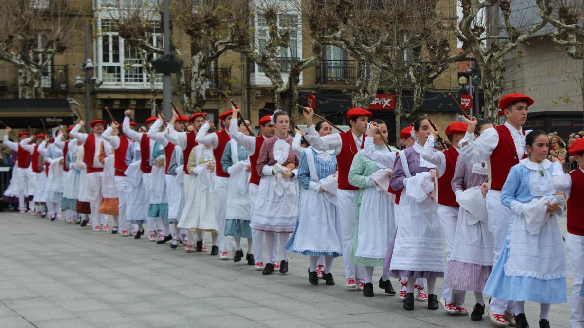 Eraiki Dantza Taldearen Inude eta Artzainen konpartsa joan den urtean Irungo Zabaltza plazan.