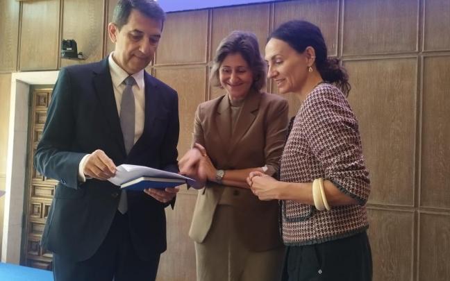 Rafael Doménech, con el informe presentado hoy en Bilbao.