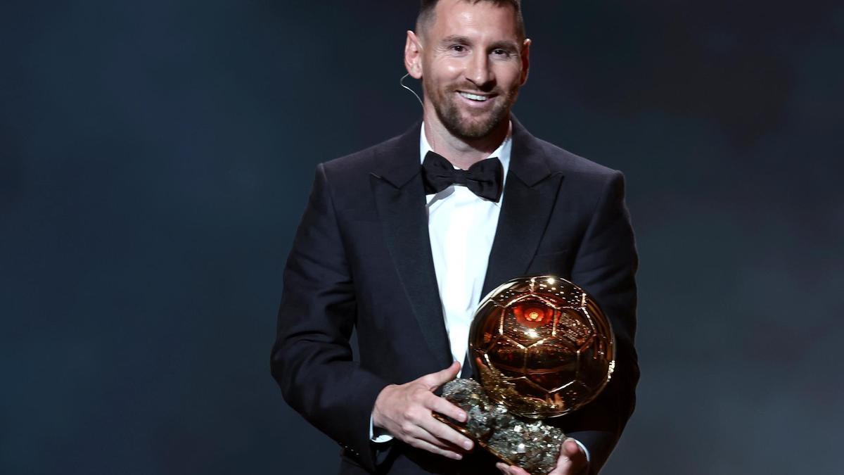 Leo Messi posa con el Balón de Oro 2023