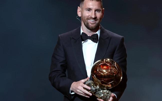 Leo Messi posa con el Balón de Oro 2023 Leo Messi posa con el Balón de Oro 2023