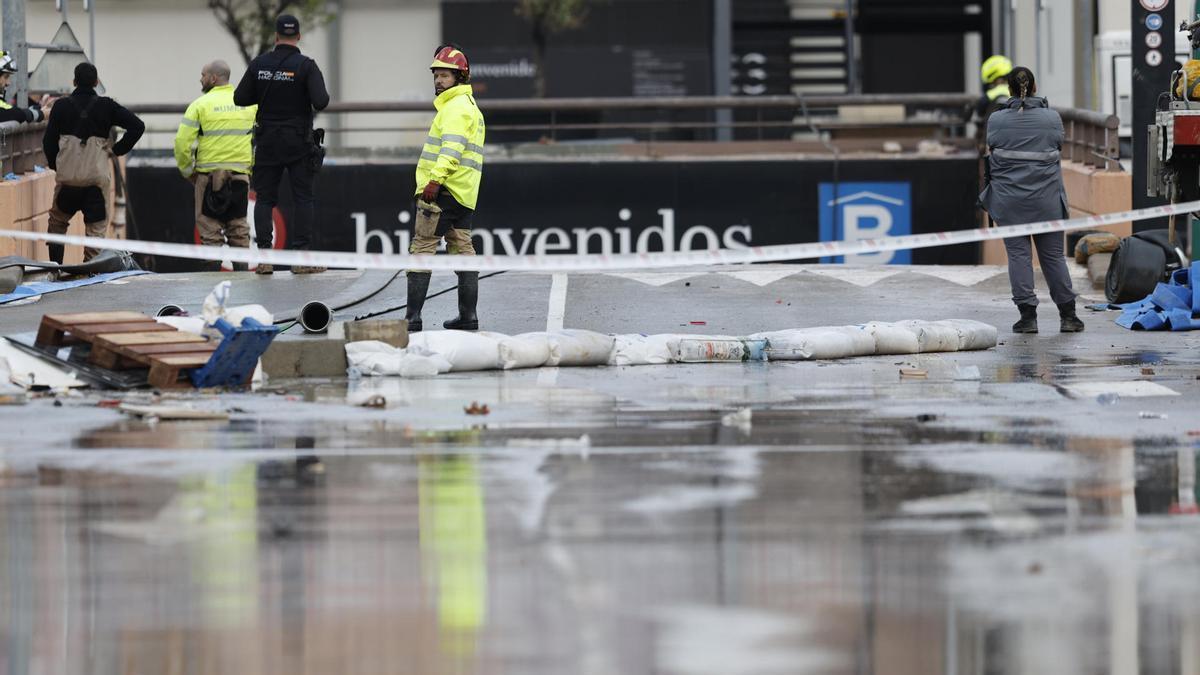 Bomberos y policía Nacional en los trabajos de achique y búsqueda en el parking de Bonaire en Aldaia, Valencia.