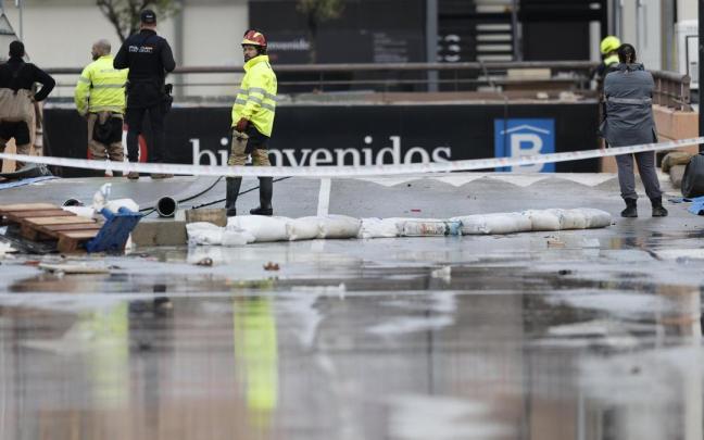 Bomberos y policía Nacional en los trabajos de achique y búsqueda en el parking de Bonaire en Aldaia, Valencia.