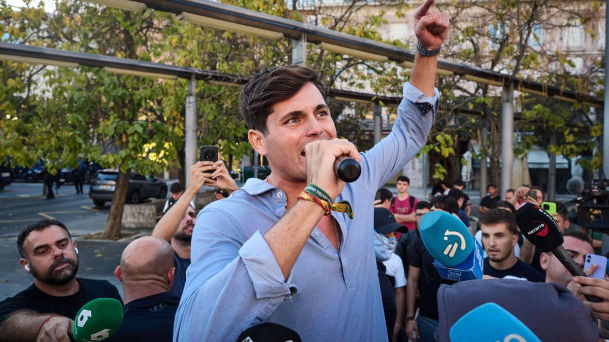 La UAB prohíbe la entrada de Vito Quiles al campus y lanza un aviso para este lunes.