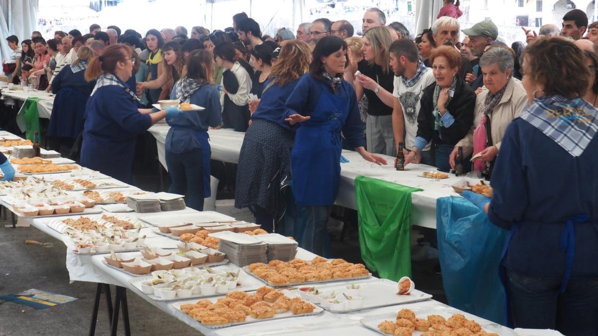 La carpa del puerto volverá a ser un sabroso muestrario de pintxos de los que disfrutarán todos los que acudan a Mutriku el próximo 28 de marzo.