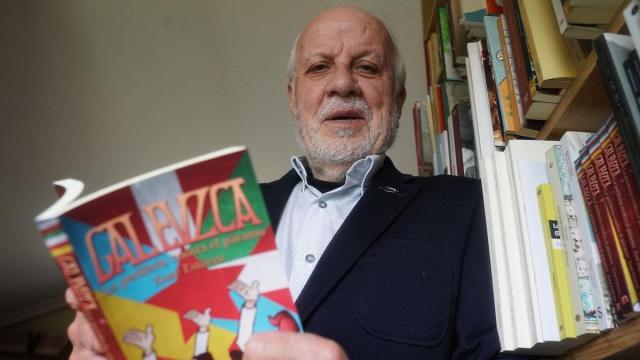 Xosé Estévez con un ejemplar de su libro 'Galeuzka : la periferia contra el páramo'. / Ruben Plaza Xosé Estévez con un ejemplar de su libro 'Galeuzka : la periferia contra el páramo'.