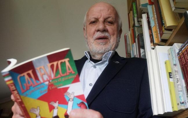 Xosé Estévez con un ejemplar de su libro 'Galeuzka : la periferia contra el páramo'. / Ruben Plaza Xosé Estévez con un ejemplar de su libro 'Galeuzka : la periferia contra el páramo'.