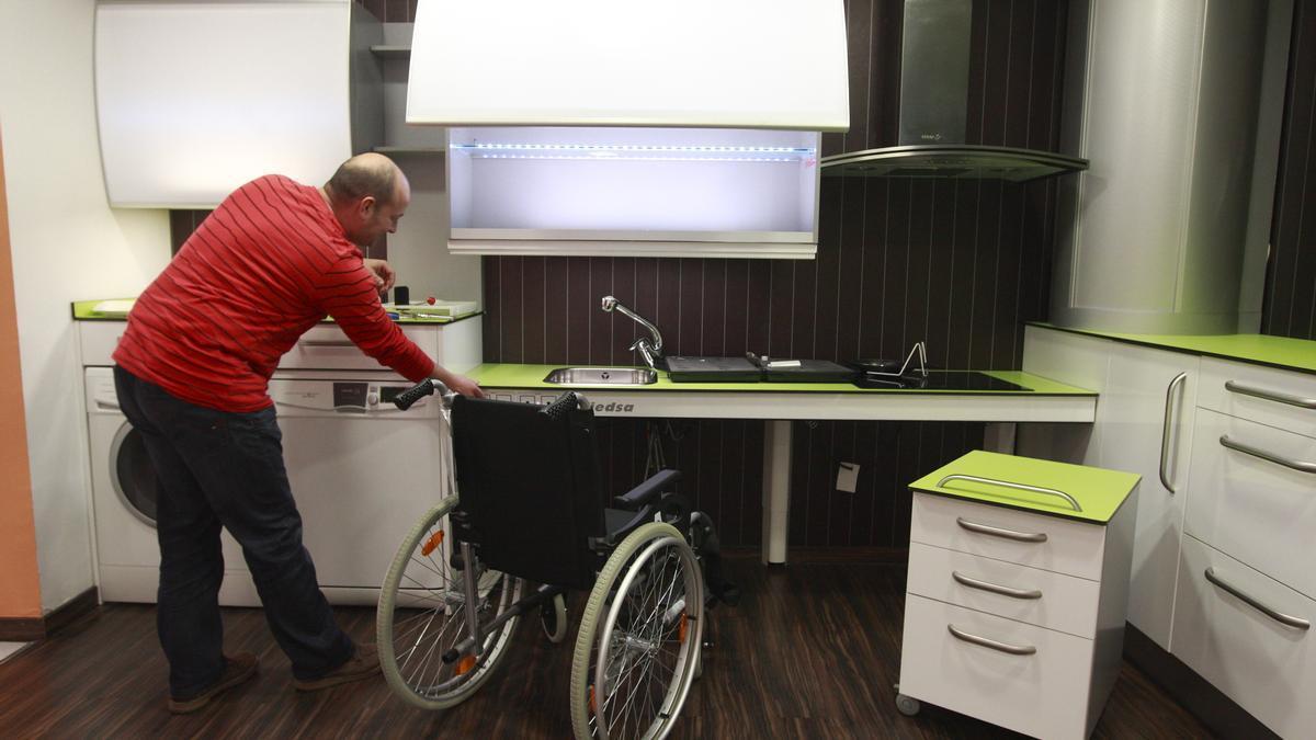 Una persona en el interior de una cocina adaptada para personas con movilidad reducida