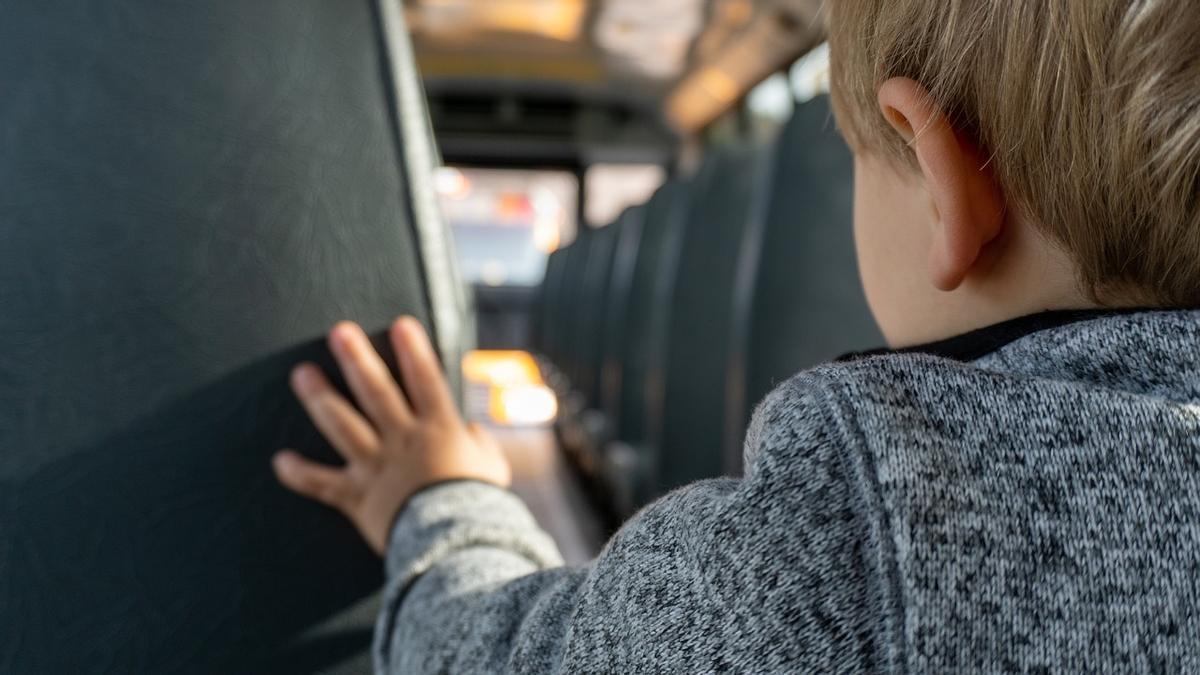 Un menor en el interior de un autobús.