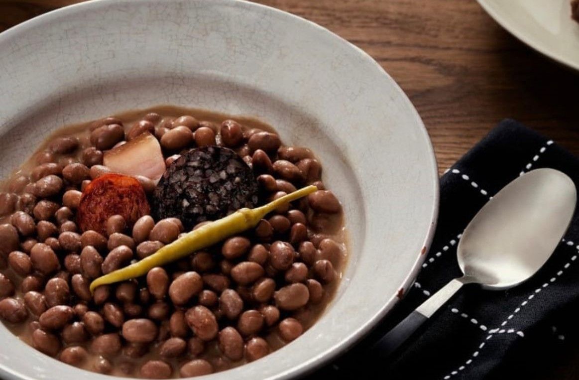 Un plato de alubia pinta alavesa con sacramentos