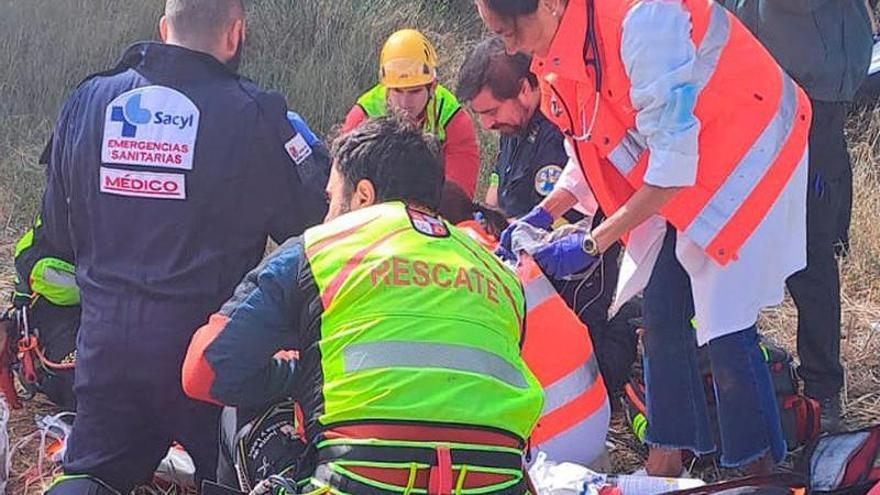 Equipos de emergencia atienden al herido en el accidente.