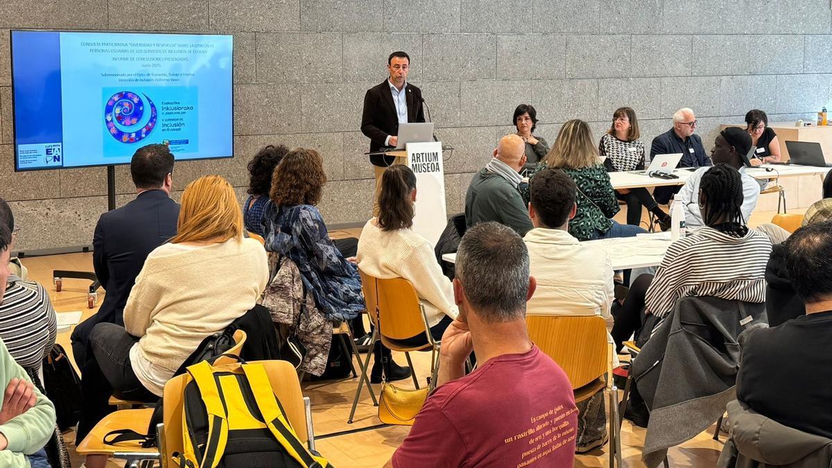 Mikel Torres ha participado en Gasteiz en el III Encuentro con Personas Usuarias de los Servicios de Inclusión.