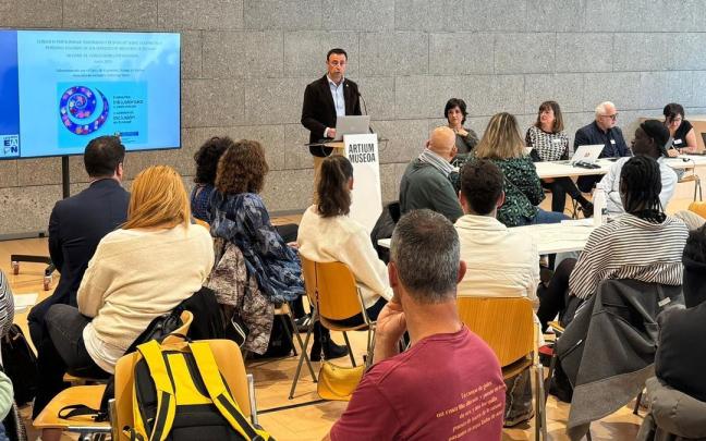 Mikel Torres ha participado en Gasteiz en el III Encuentro con Personas Usuarias de los Servicios de Inclusión.