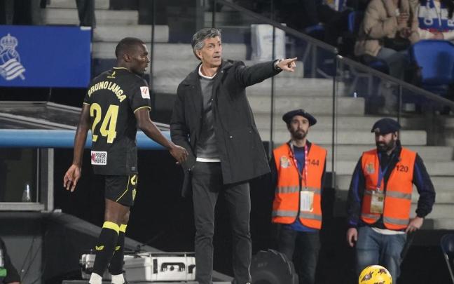 Imanol da instrucciones en un momento del partido ante el Almería. / RUBEN PLAZA