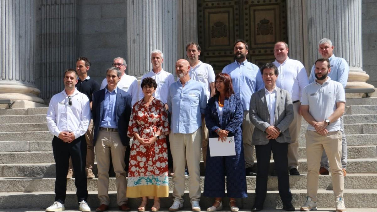 Representantes jeltzales en la entrega de la iniciativa sobre la Variante Sur Ferroviaria