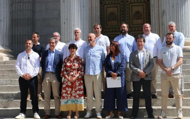 Representantes jeltzales en la entrega de la iniciativa sobre la Variante Sur Ferroviaria